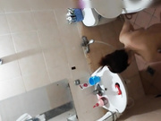 炙热如火的夏天加上我青春期躁动不已的心。每天晚上都偷窥妈妈和姐姐打手枪，奶子都挺大