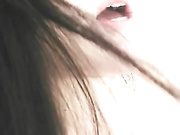 大奶子骚人妻站着让男炮友吃奶子玩骚逼，自己掰着让大鸡巴抽插，淫声浪语呻吟说你插得好深啊太爽了高潮喷水