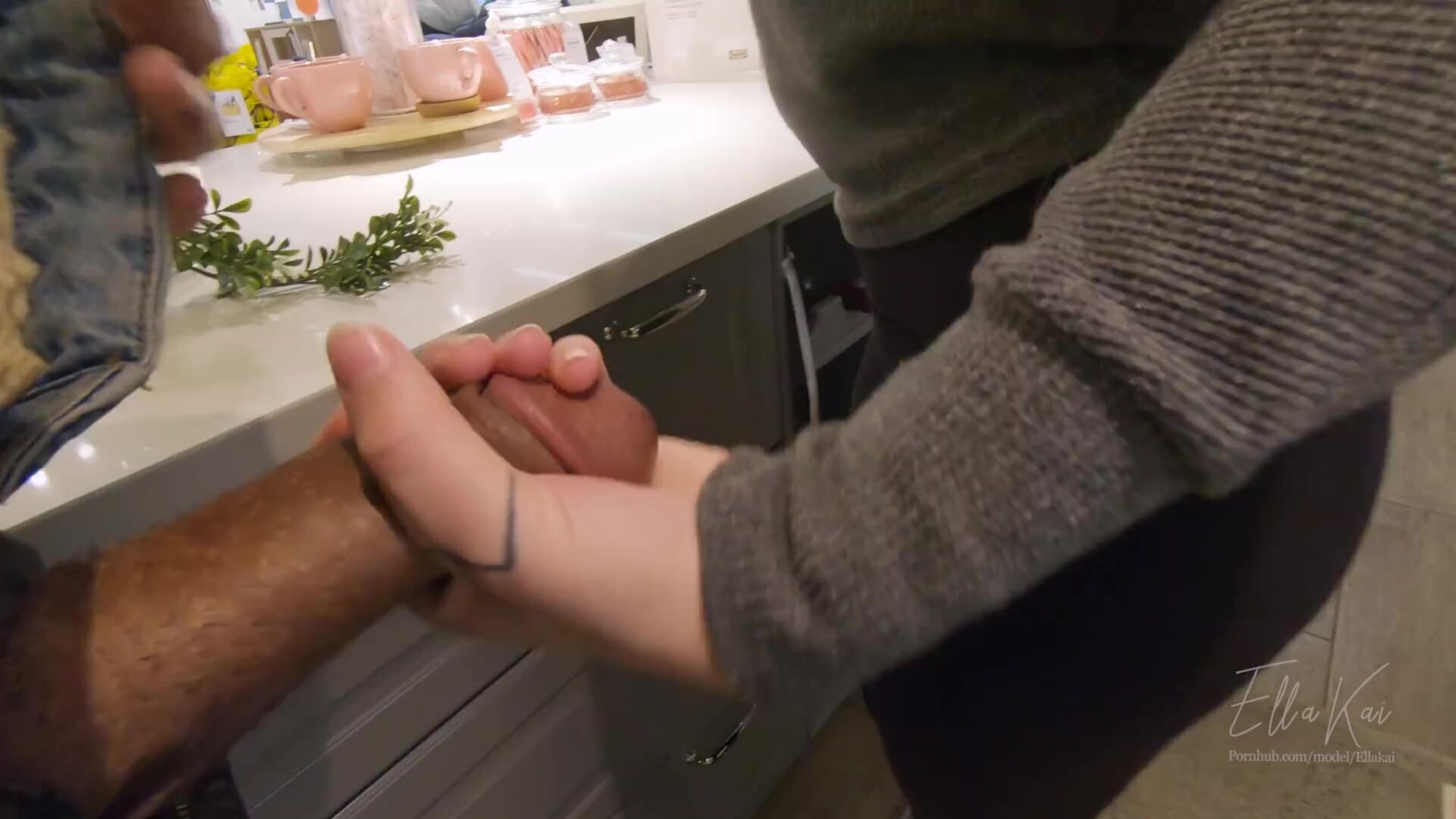 小情侣太大胆了，超市家具城随地随时就掏出性器官搞，这对美乳简直不能再美了 全身的皮肤都是我喜欢的，艹射嘴里！