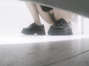 最新流出办公楼厕拍系列 关系不错的两个漂亮闺蜜轮流来送逼