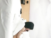 长相甜美妹子穿上连体网袜3P啪啪，特写大黑牛玩弄粉穴边后入边口交，妹子玩的很开心