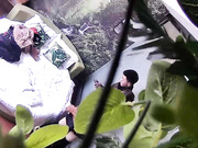 自然房两对年轻学生情侣开房四眼男送走朋友后赶忙与女友大战6个半小时超长时间录制又吃又喝又干也不知道搞了多少炮