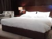 《横扫全国外围圈》渣导小徒戴个大金链子冒充土豪酒店约小姐制服黑丝诱惑啪啪_ev