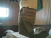 会所按摩弄的欲火焚身 去KTV找个公主泄泻火 安全起见KTV包房卫生间和身材不错的公主干一炮 扛腿站炮挺刺激_