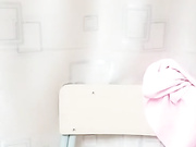 长相清纯的小妞露脸诱惑跳弹塞逼里还自己玩阴蒂，道具插入骚逼浪叫，奶子很大皮肤很白，精彩不要错过