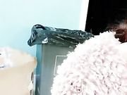 这女主播也真够绝的为了以后能在网吧直播居然色诱保安到值班室啪啪干完用口罩擦内射