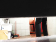 潜入偷拍很有韵味的黑衣少妇 难得的极品