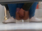 大胆坑神某商场女卫多角度TP妹子方便美女私处夹的紧紧成一条缝碰到一位骚妹子尿完不走蹲在那自慰