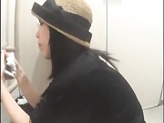 【全網首發】【最新廁拍】外站最新流出-商場蹲廁多角度偷拍奇怪妹子莫名其妙的對著側面鏡頭傻笑，7人次 稀缺資源勁爆收藏～原版高清