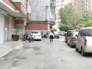 【國產原創自拍】情景劇之小美女被色狼盯上 尾隨進入室內弄暈後脫光光任由玩弄 玩胸玩穴暴力抽插等等絕對刺激 1080P高清原版