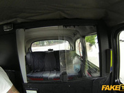 这样的出租车司机太性福了也好想去干啊 拉了一个漂亮性感的极品肉肉美女乘客竟然勾搭上可以插入操1080P高清