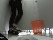 國內某高校公共女廁定點偸拍各式美女學妹如廁 一個接一個雪白大屁股圓潤豐滿看得欲火焚身 1080P超清原版