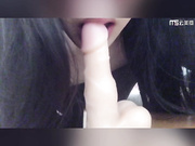 极品女神『繁华女王』单人剧情演绎抓住偷闻丝袜的邻居 勾引回家脚交坐骑电动假屌搞的自己高潮不断出白浆