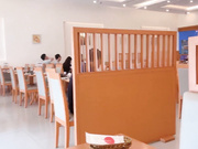 【精品推薦】【稀缺】清純甜美可愛妹子日料館大膽露出,插肛塞不小心掉地上差點被發現,奶茶杯尿尿～原版高清