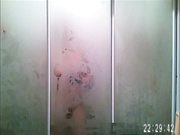 咸湿房东偷拍身材非常赞的小白领洗澡一双坚挺的乳房粉粉的黝黑的逼毛看得人家鸡巴硬邦邦