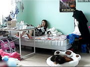 家庭摄像头破解偷拍小美眉一边玩手机一边自慰接个电话换衣服出去仔细看原来来大姨妈了