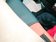 《户外嫖婆姨》炮哥冒充滴滴网约车路边拉少妇上车假借消毒给少妇喷催情药欲火浑身求被干呻吟刺激