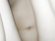 骚逼露脸让小哥无套抽插给狼友看，淫声荡语直接内射流出