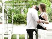 淫荡人妻在工作时勾引巨根黑人园丁来操她