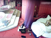 情趣酒店水滴摄像头监控偷拍两个女同开房磨豆腐看地上的奢侈品两个应该家境不错