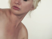 白衣包臀裙小姐姐跪爬着玩弄肉棒这样的姿势让人超有感觉