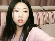 萝莉少女想要看脚的小哥哥看过来秀美足操逼