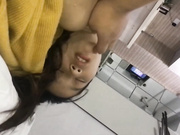 迷奸巨乳小妹变死猪玩弄出水插入鲍鱼和小嘴