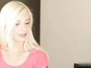 Sasha Rose- 金发保姆派珀·佩里用老板精液做了面部美容