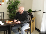 Sasha Rose- 金发保姆派珀·佩里用老板精液做了面部美容