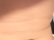 约苗条大长腿小姐姐洗完澡舔屌口交扣穴扛起双腿猛操