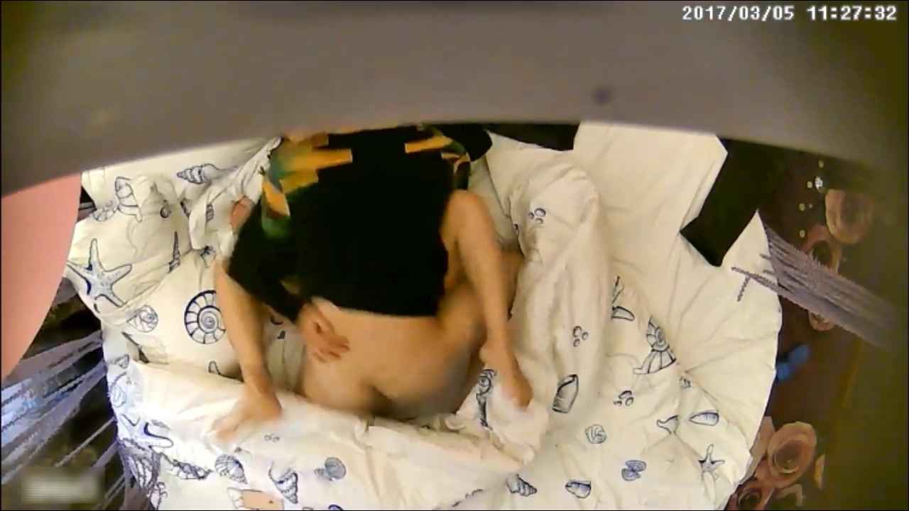 賓館鐘點房拍攝到的猥瑣大叔與情人開房愛愛 多種體位嘗試呻吟刺激最後貌似發現攝像頭了 露臉高清