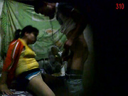 出租屋内的小姐咋这么有口福，看着大鸡巴