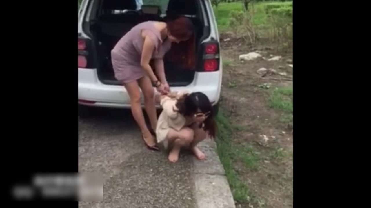 血柠檬女王再出重磅-叫来闺蜜野外调教女上司 用脚捅逼捅嘴戴上假屌爆菊各种凌辱 女人何苦为难女人