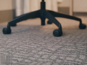 DEEPER 他的老婆不会想到 电话的另一头自己老公的鸡巴在被别人舔着