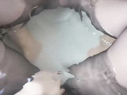 浴室丝袜美腿玉足玩弄鸡巴内射