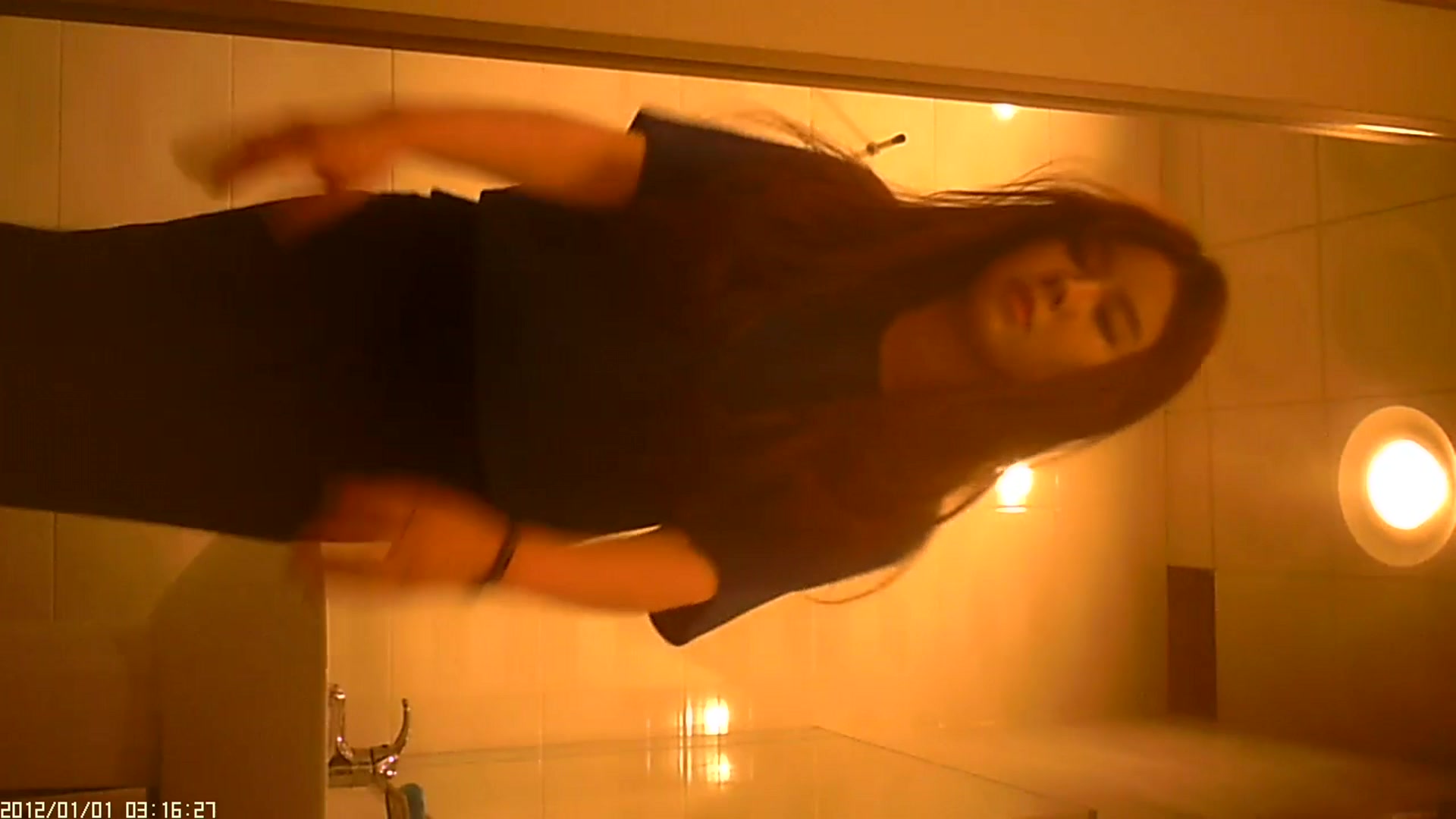 酒店女厕偷拍高颜值好身材美女逼逼肥厚阴毛性感