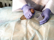 女护士用手帮男人高潮，然后收集精液