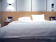 全国探花脱掉舔奶调情再到床上猛操呻吟