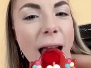 顽皮的黑发少女与她完美鲍鱼做爱高潮流水