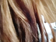 小骚婊自己抠逼玩到高潮喷水主动给小哥舔鸡巴